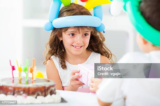 Alegre Niños En Fiesta De Cumpleaños Foto de stock y más banco de imágenes de 6-7 años - 6-7 años, Agarrar, Alegre