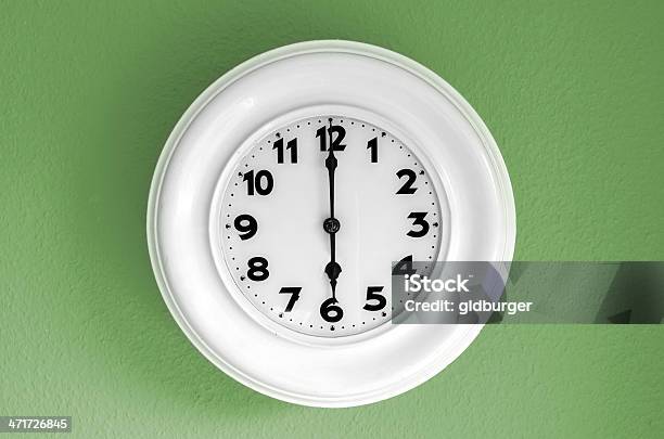 Reloj De Las 6 En Punto Foto de stock y más banco de imágenes de Aguja de Reloj - Aguja de Reloj, Blanco - Color, Cifras financieras