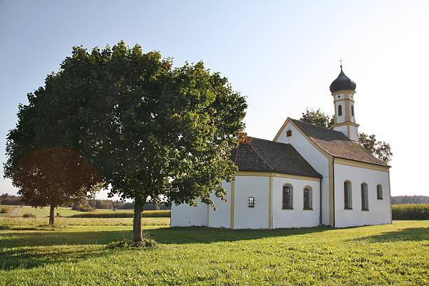 часовня святого иоанна возле raisting - ammersee стоковые фото и изображения