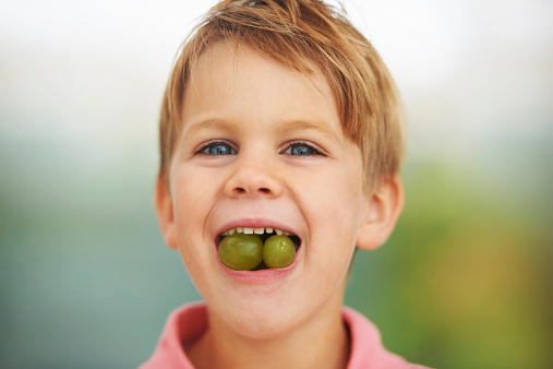 Portrait of a cute young boy with two grapes in his mouthhttp://195.154.178.81/DATA/shoots/ic_781095.jpg