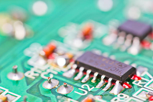 repasser avec de nombreux éléments électrique - circuit board computer chip mother board electrical component photos et images de collection