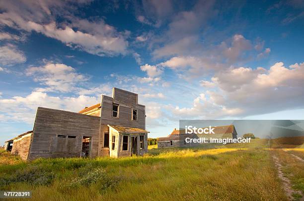Prairie Ghost Town Foto de stock y más banco de imágenes de Abandonado - Abandonado, Agricultura, Arquitectura