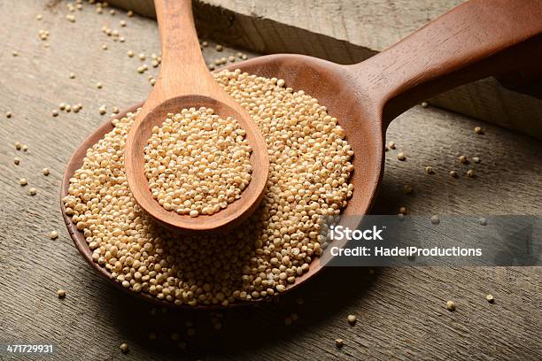 Sorgo Granos Sobre Fondo De Madera Foto de stock y más banco de imágenes de Agricultura - Agricultura, Alimento, Antiguo