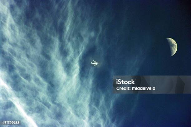 Avión De Cruzar La Luna Foto de stock y más banco de imágenes de Abstracto - Abstracto, Ambiente atmosférico, Avión