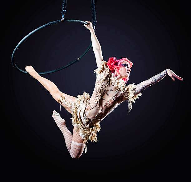 hoop artista de circo - circo fotografías e imágenes de stock