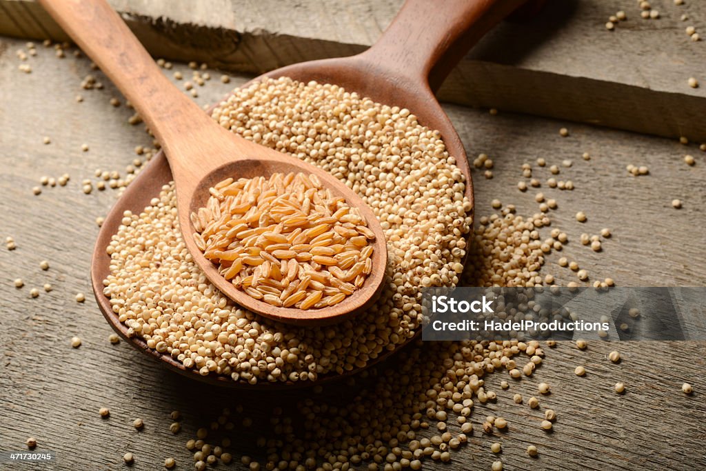 Antigua los granos sobre fondo de madera - Foto de stock de Alimento libre de derechos