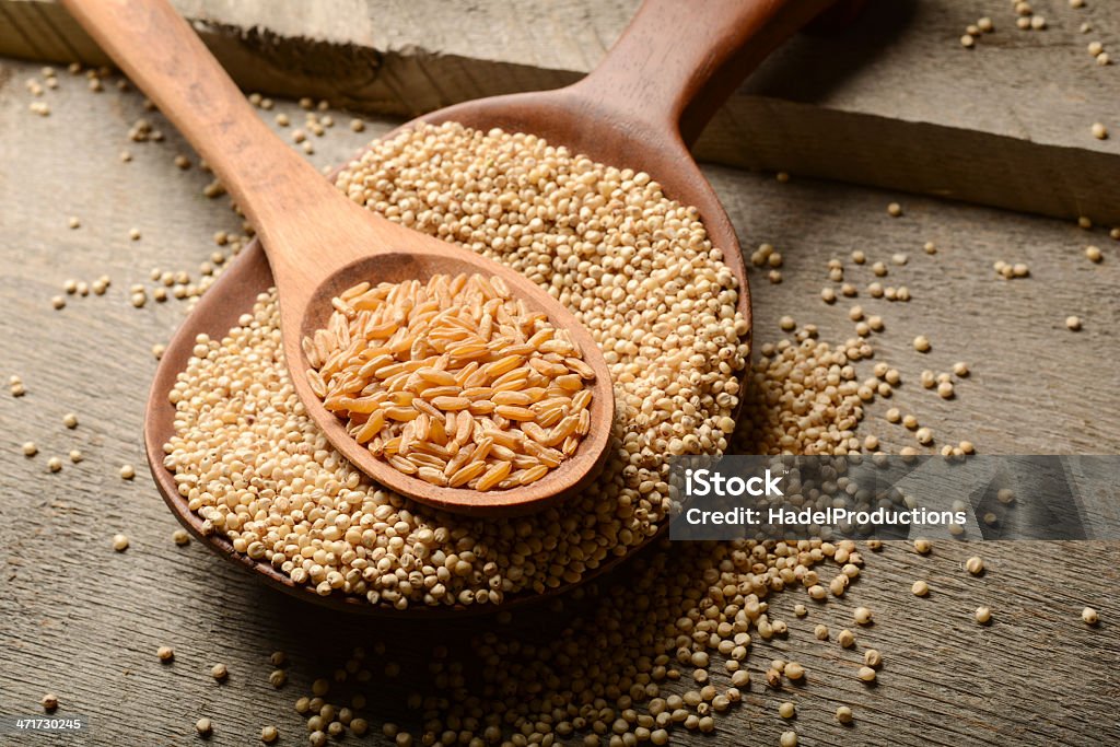 Antiga comida grãos em fundo de madeira - Foto de stock de Alimento básico royalty-free