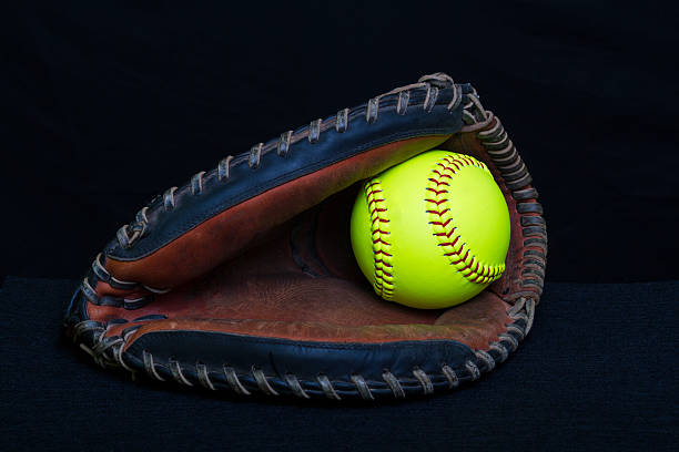 luva de apanhador fastpitch softball com bola de amarela - baseballs catching baseball catcher adult - fotografias e filmes do acervo