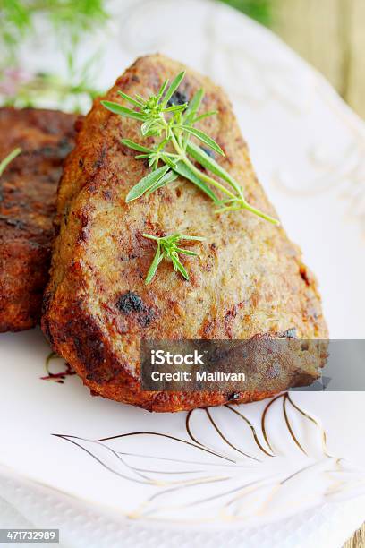 Cerdo Milanesa En Placa Foto de stock y más banco de imágenes de Ajedrea - Ajedrea, Alimento, Arte cultura y espectáculos