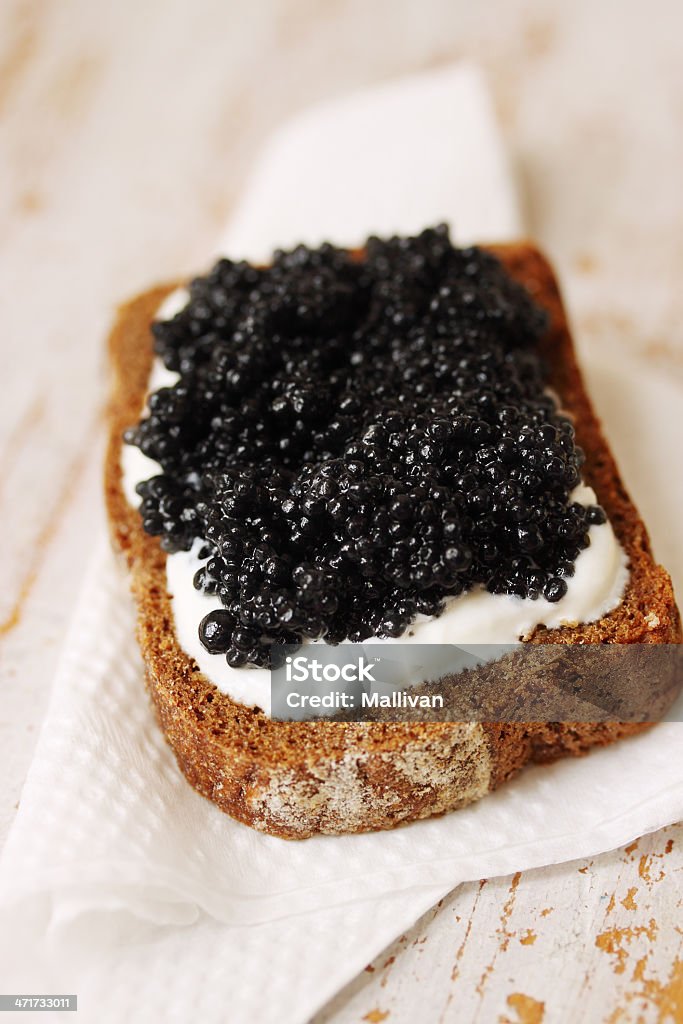 Fetta di pane con caviale - Foto stock royalty-free di Alimentazione sana