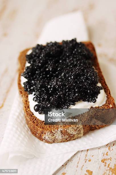 Fetta Di Pane Con Caviale - Fotografie stock e altre immagini di Alimentazione sana - Alimentazione sana, Antipasto, Aperto