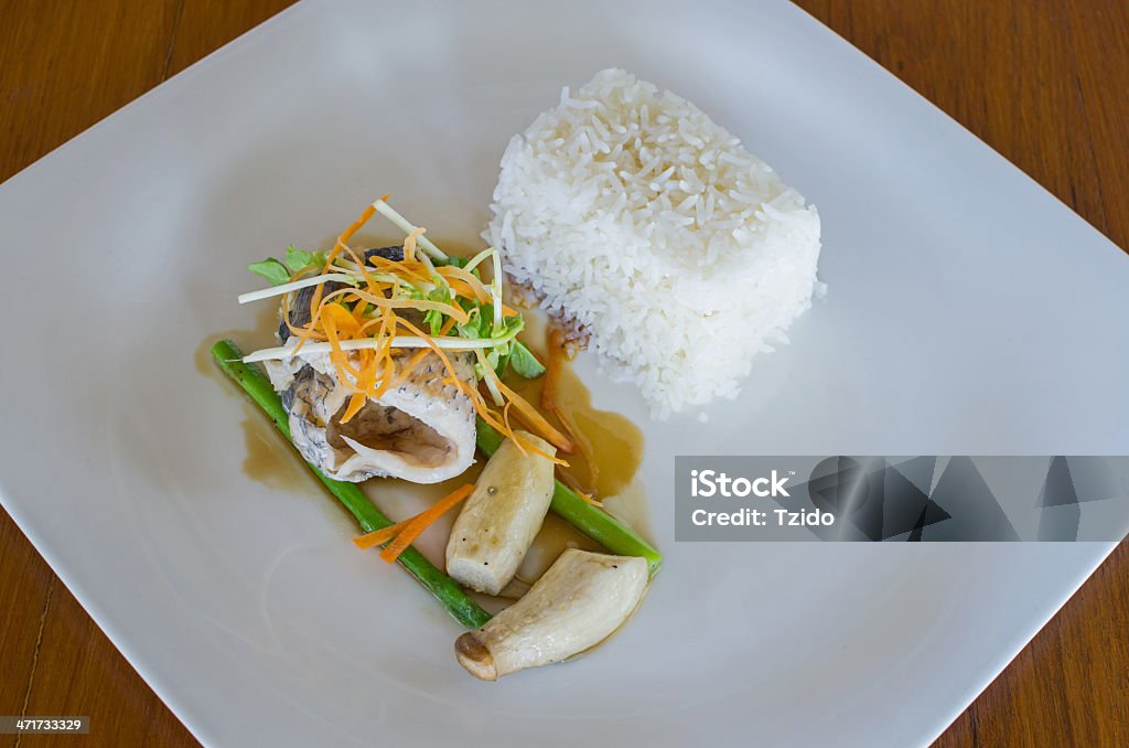 필렛/seabass, 그릴에 구운 영계 데리야키 소스를 및 스트림 rice - 로열티 프리 0명 스톡 사진
