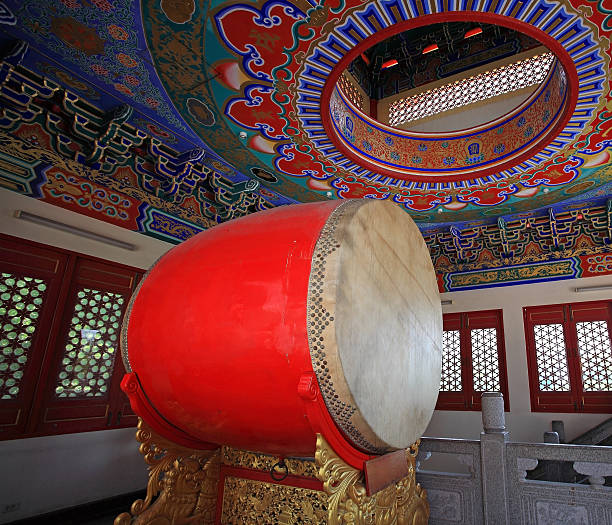 vermelho grande tambor decorados no templo chinês - drumhead - fotografias e filmes do acervo