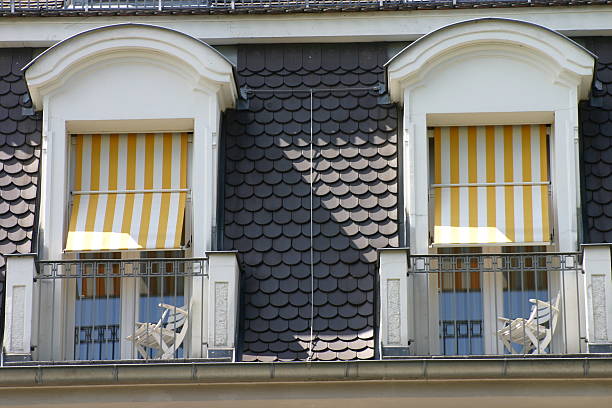 finestre con balconi - symetrie foto e immagini stock