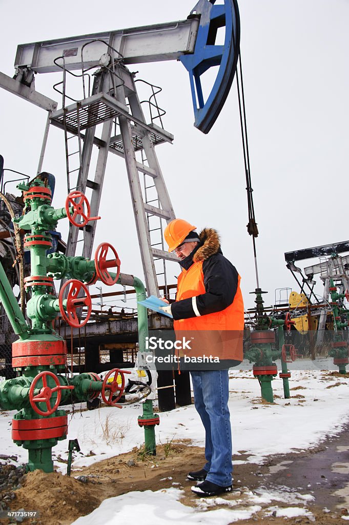 Arbeitnehmer in einem Ölfeld. - Lizenzfrei Akte Stock-Foto