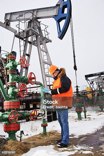 Trabalhador Em Um Campo De Petróleo - Fotografias de stock e mais imagens de Adulto - Adulto, Bomba Petrolífera, Campo Petrolífero