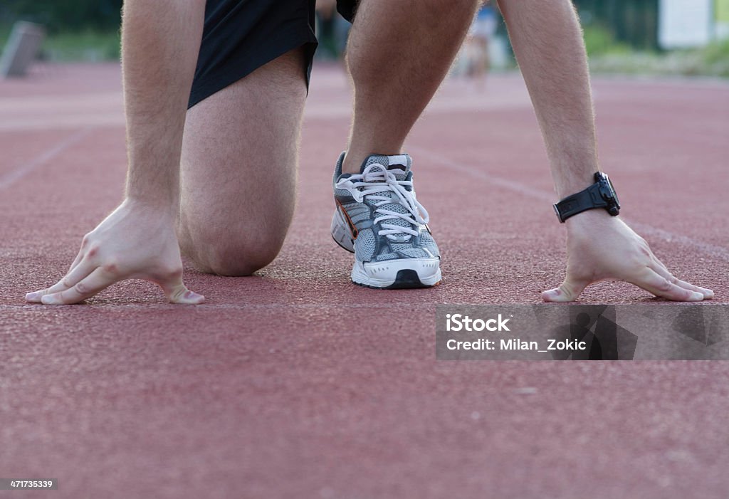 Homme se préparer à courir. - Photo de Accroupi libre de droits