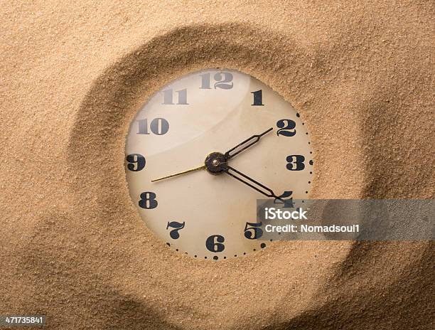 Photo libre de droit de Radioréveil Dans Le Sable banque d'images et plus d'images libres de droit de Aiguille de montre - Aiguille de montre, Antiquités, Cadran d'horloge