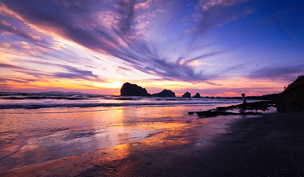 istock Beautiful silhouette sunset at tropical sea 471736093