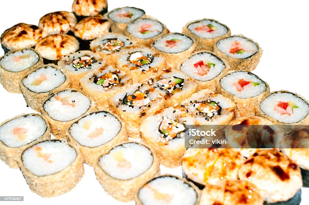 Muchos sushi con opciones frías y calientes - Foto de stock de Alimento libre de derechos