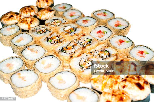 Muchos Sushi Con Opciones Frías Y Calientes Foto de stock y más banco de imágenes de Alimento - Alimento, Alimentos ahumados, Arroz - Grano