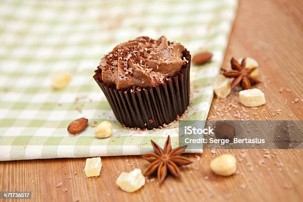 Foto de Cupcake De Chocolate e mais fotos de stock de Amêndoa - Amêndoa, Anis, Aniz Estrelado