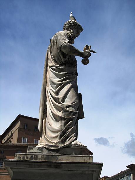 detalhes da basílica de são pedro, papale di san pedro, no vaticano - statue architecture st peters basilica vatican - fotografias e filmes do acervo