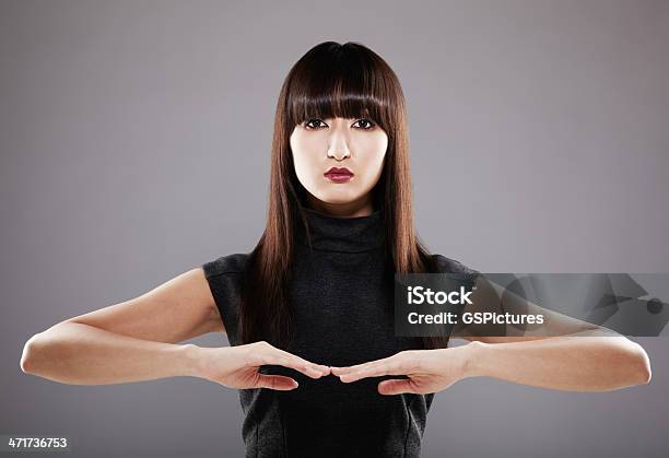 Photo libre de droit de Portrait De Femme Posant Pour La Caméra Japonais banque d'images et plus d'images libres de droit de 20-24 ans - 20-24 ans, Adulte, Arts Culture et Spectacles