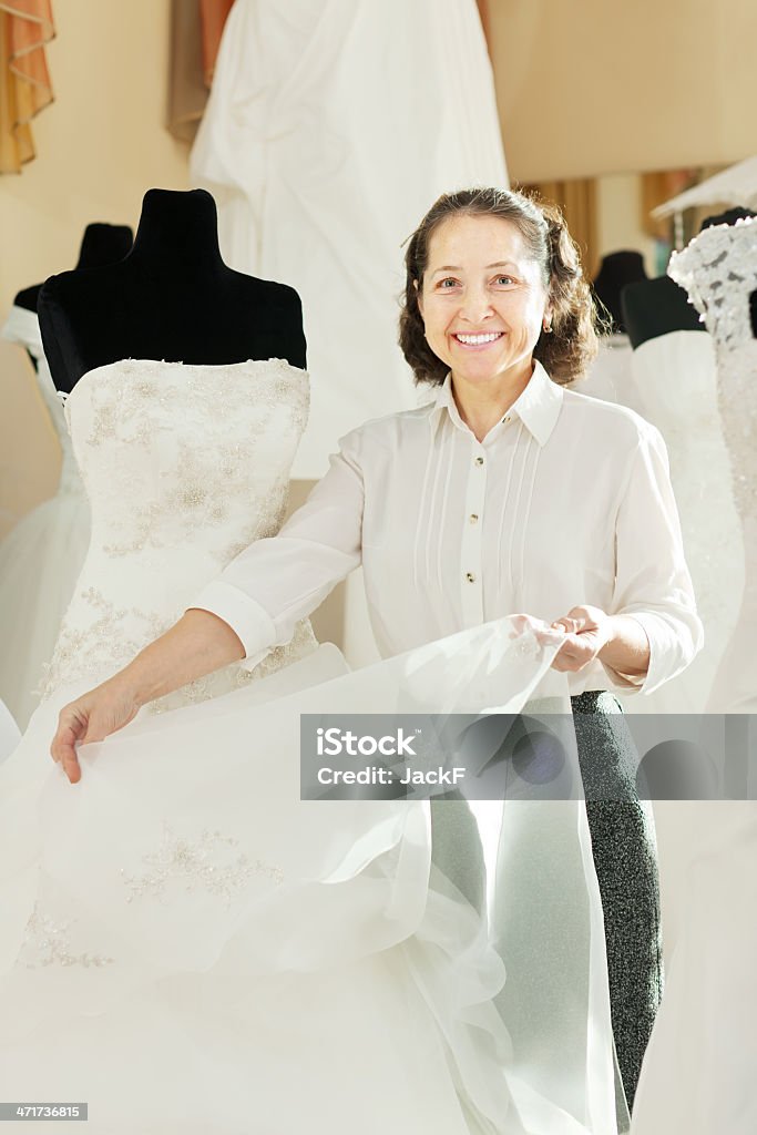 Acheter consultant spectacles robe de mariée - Photo de Femme libre de droits