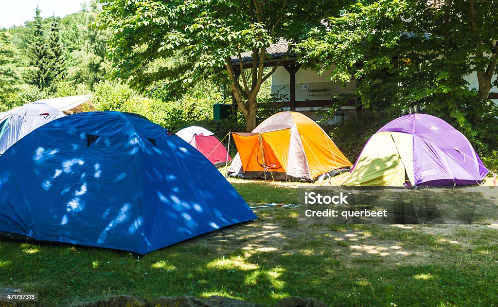 Campingplatz mit Zelten - Lizenzfrei Baum Stock-Foto