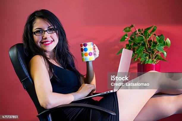 Trabajo En Una Silla En Su Casa Foto de stock y más banco de imágenes de Adulto - Adulto, Adulto joven, Alegre