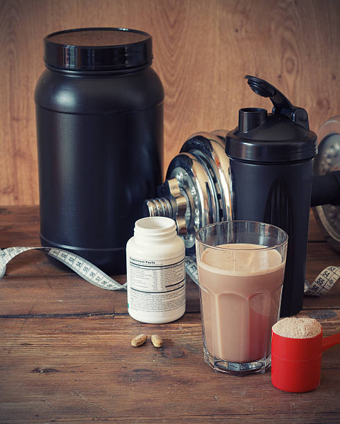 pó de proteína de soro de leite - body building milk shake protein drink drink imagens e fotografias de stock