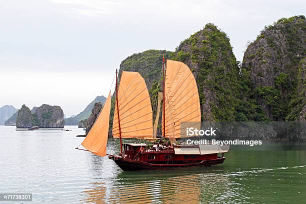 Foto de Baía De Halong Barco Com Velas e mais fotos de stock de Baía Halong - Baía Halong, Veículo Aquático, Vietnã