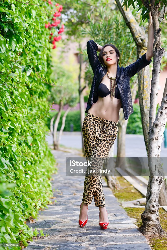 Hermosa mujer modelo de moda, usando pantalón leopardo - Foto de stock de Interior libre de derechos