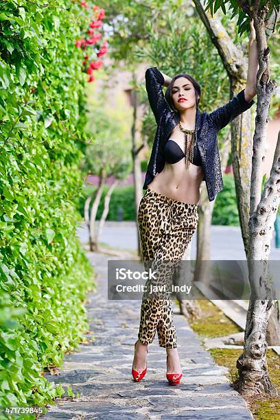 Hermosa Mujer Modelo De Moda Usando Pantalón Leopardo Foto de stock y más banco de imágenes de Interior