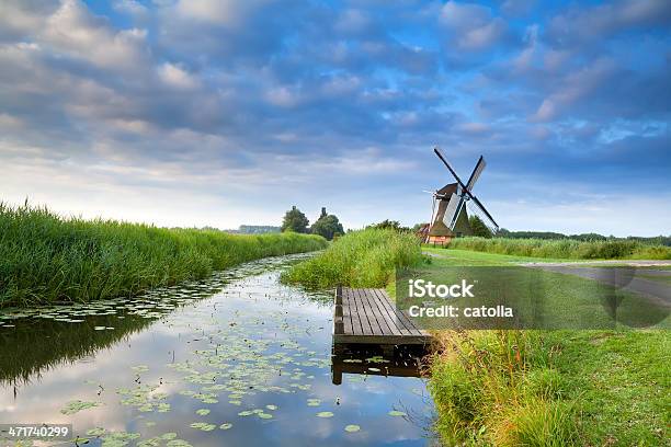 Moinho Holandês Refletido No Rio Com Céu Azul - Fotografias de stock e mais imagens de Moinho de vento - Moinho de vento, Província de Groningen, Agricultura