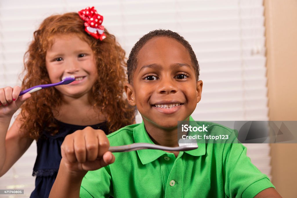 Estilo de vida saludable: Niño de primaria a los niños con el cepillo de dientes. - Foto de stock de Niñas libre de derechos