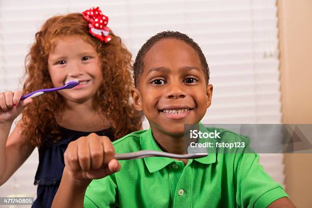 Здоровый Образ Жизни Младший Возраст Детей С Toothbrushes — стоковые фотографии и другие картинки Девочки