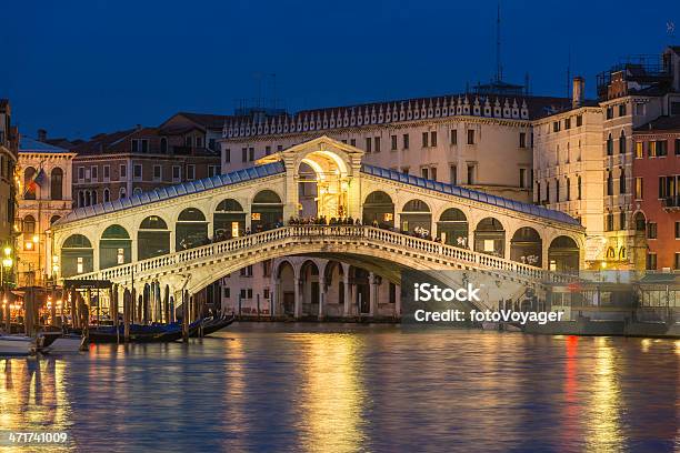 Iluminado Puente De Rialto En Venecia Gran Canal Al Atardecer Italia Foto de stock y más banco de imágenes de Aire libre