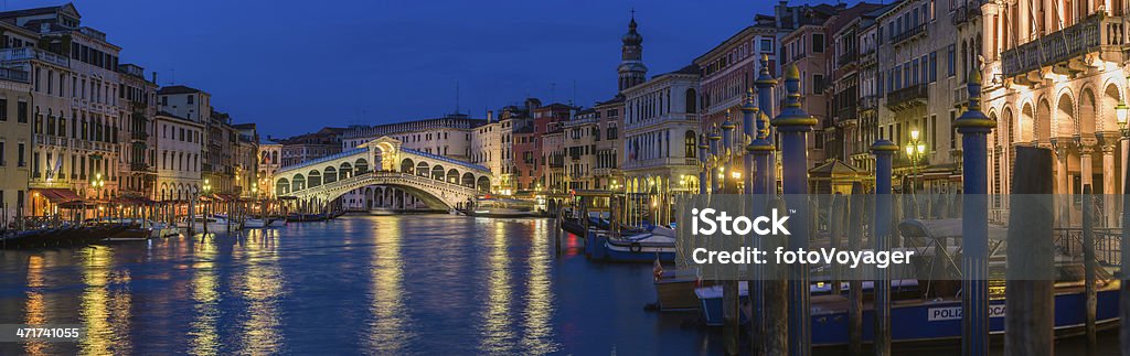 Ponte de Rialto, Veneza e o Grande Canal gôndolas iluminado marco panorama Itália - Foto de stock de Veneza - Itália royalty-free