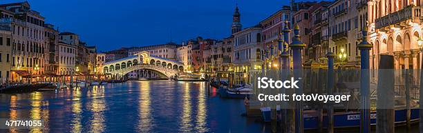 Foto de Ponte De Rialto Veneza E O Grande Canal Gôndolas Iluminado Marco Panorama Itália e mais fotos de stock de Veneza - Itália