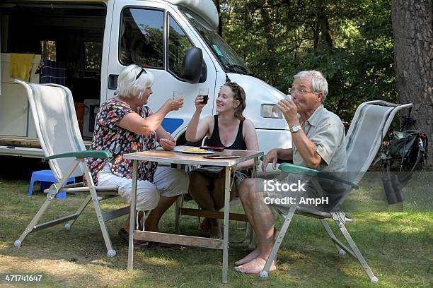 3 名様のキャンプ - キャンピングカーのストックフォトや画像を多数ご用意 - キャンピングカー, テーブル, ワイン