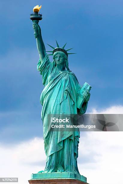 Foto de Estátua Da Liberdade e mais fotos de stock de Céu - Fenômeno natural - Céu - Fenômeno natural, Destino turístico, Estátua da Liberdade - New York City