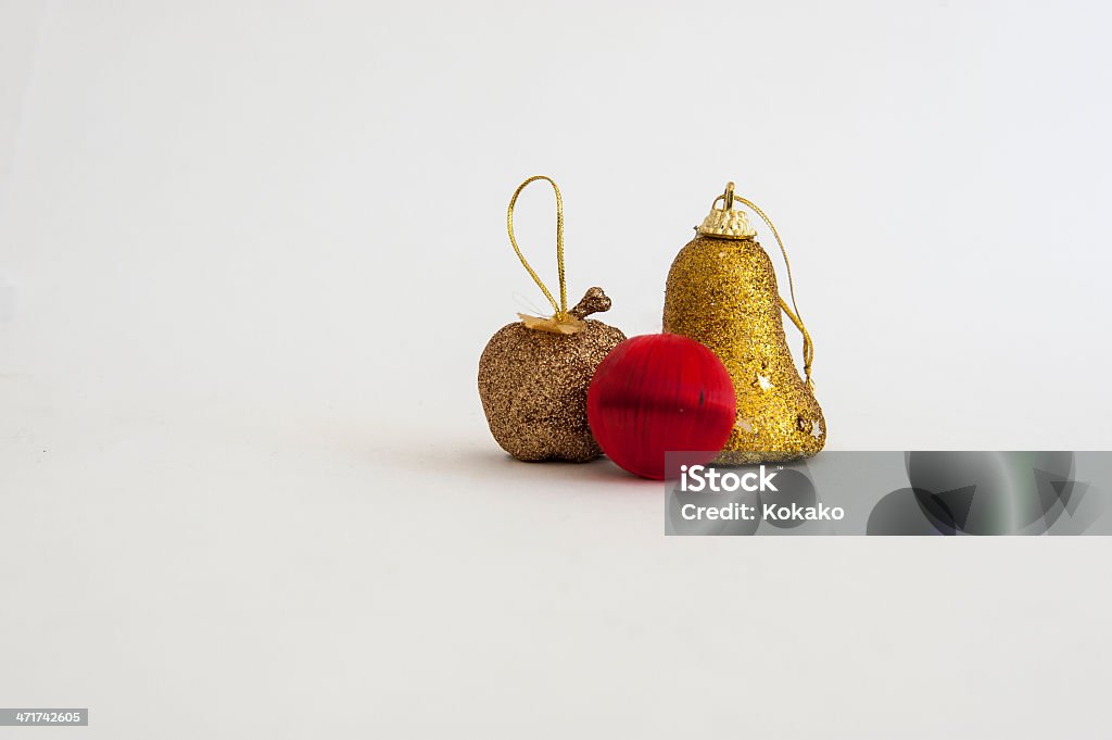 Decorazioni di Natale rosse e oro su sfondo bianco - Foto stock royalty-free di A forma di stella