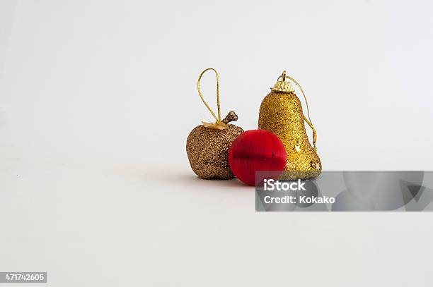 Czerwone I Złote Boże Narodzenie Dekoracje Na Białym Tle - zdjęcia stockowe i więcej obrazów Bez ludzi