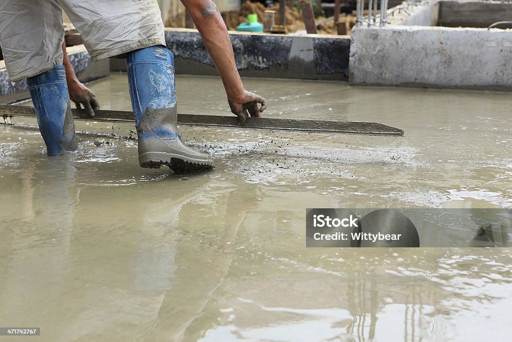 plasterer trabalhador no andar de trabalho concreto - Foto de stock de Adulto royalty-free