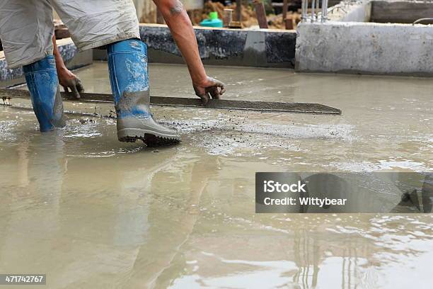 Foto de Plasterer Trabalhador No Andar De Trabalho Concreto e mais fotos de stock de Adulto