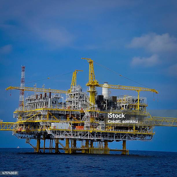 Plataforma De Petróleo Offshore - Fotografias de stock e mais imagens de Abastecer - Abastecer, Azul, Estufa - Estrutura Feita pelo Homem