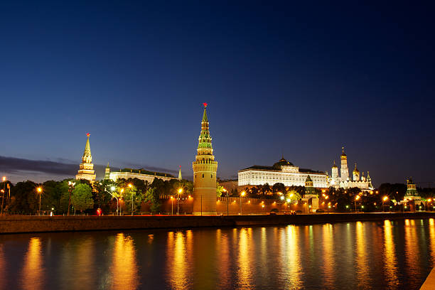 кремль - surrounding wall sky river dome foto e immagini stock