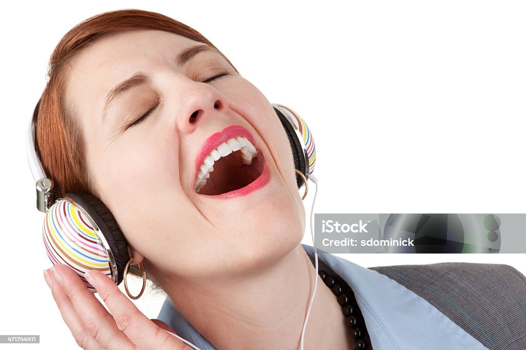 Mujer usando auriculares y cantar - Foto de stock de Ejecutiva libre de derechos